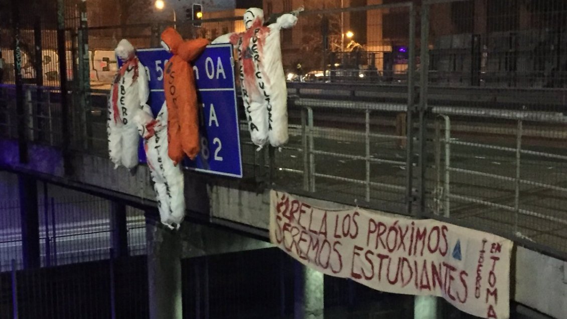 Protesta por cierre de U. Iberoamericana: Cuelgan muñecos en autopista