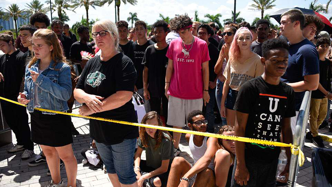 Miles de personas despidieron al asesinado rapero XXXTentacion