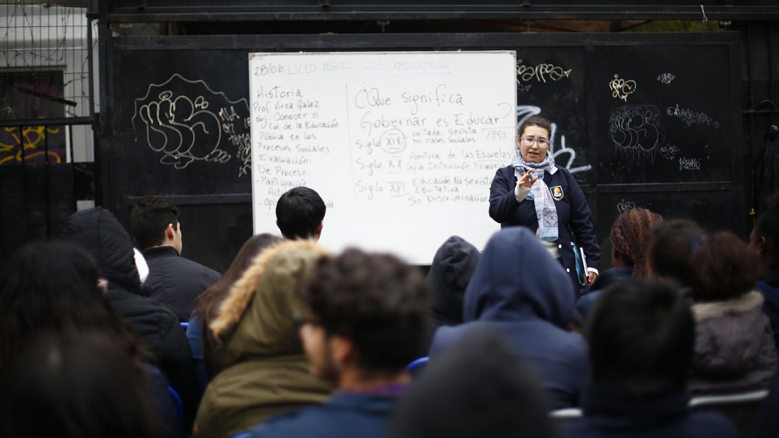 Alumnos del Liceo Amunátegui: El alcalde Felipe Alessandri nos dejó en la calle