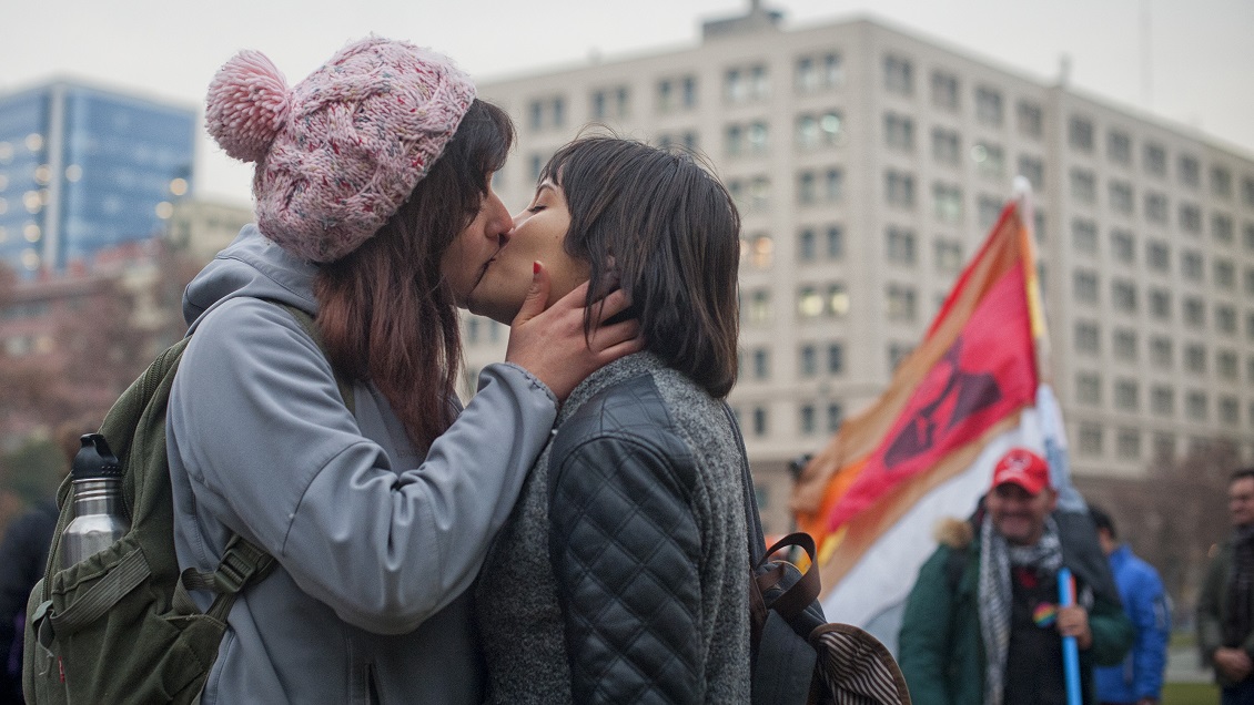 Sujeto agredió a dos mujeres que se besaban en la calle: Preguntó si podía unirse