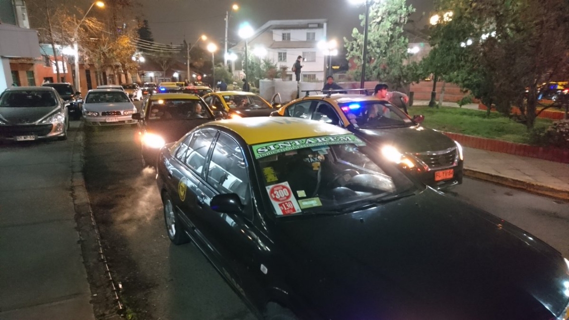 Taxistas protestaron con caravana contra proyecto del Gobierno para regular Uber y Cabify
