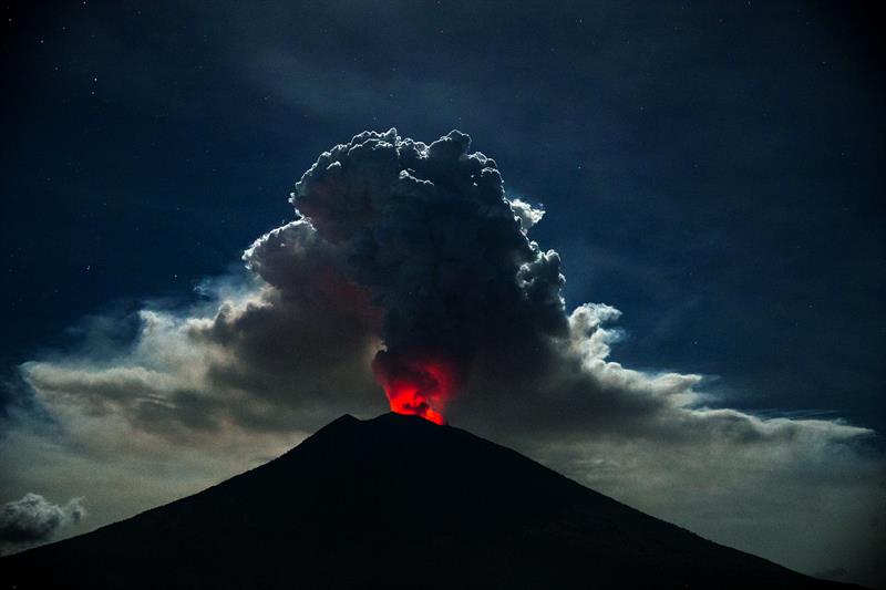 Indonesia: Erupción de volcán obligó a cancelar cientos de vuelos