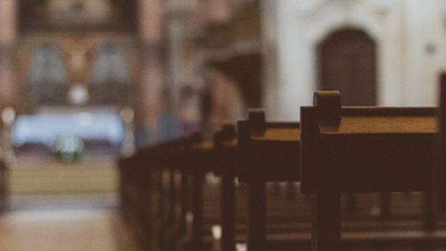 Arzobispado de Santiago suspendió a párroco por supuesto abuso ocurrido hace 30 años