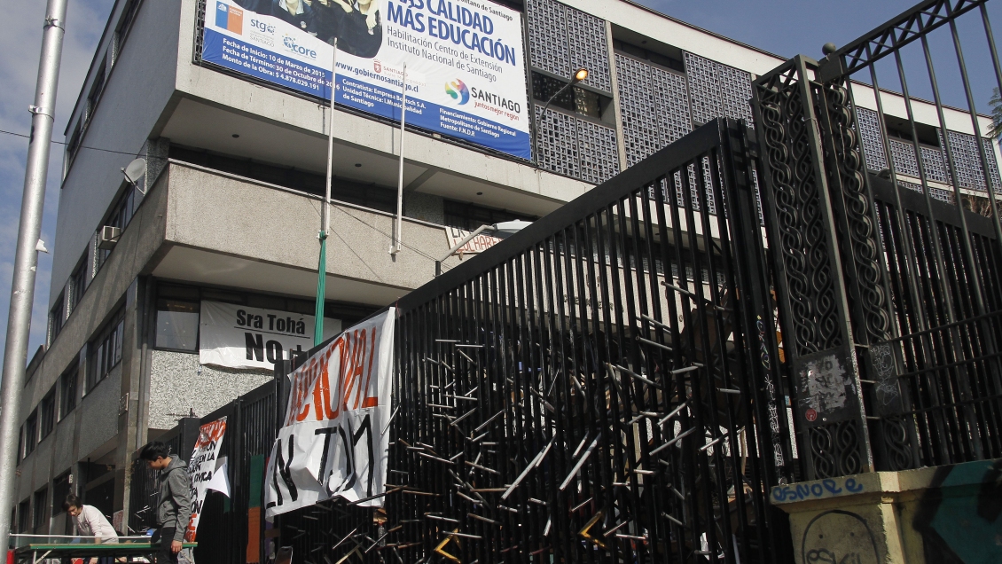 Colegios de Santiago acumulan en tres años más de 300 días sin clases por tomas