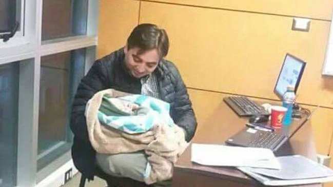 Profesor se volvió viral por cuidar al hijo de una alumna mientras daba una prueba