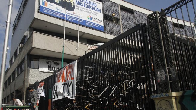 Colegios de Santiago acumulan en tres años más de 300 días sin clases por tomas