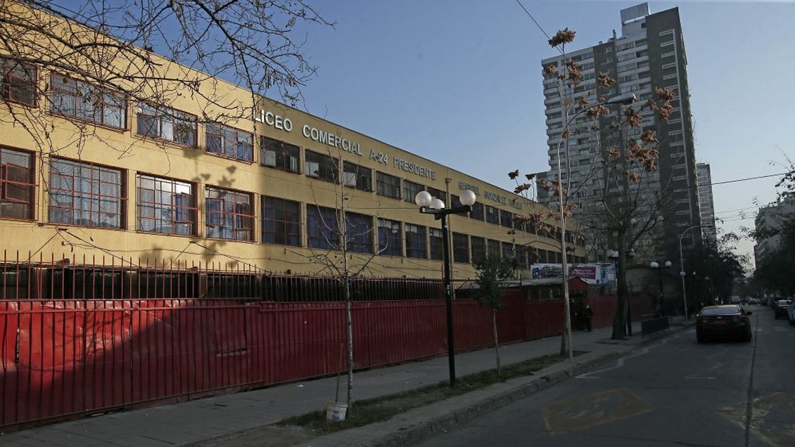 Comunidad escolar del Liceo Amunátegui será reubicada en el Gabriel González Videla