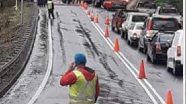 Derrumbe de cerro obliga a restringir tránsito en ruta Valdivia - Los Lagos
