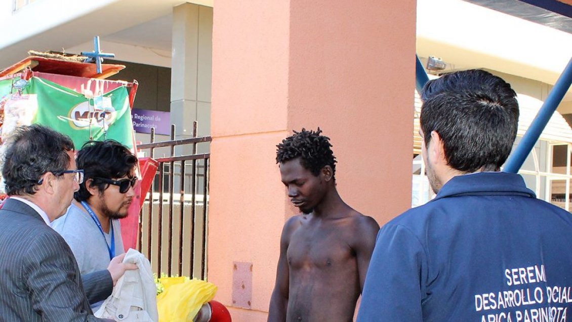 Hombre se desnudó frente al edificio Empressarial de Arica ante la mirada atónita de los transeúntes