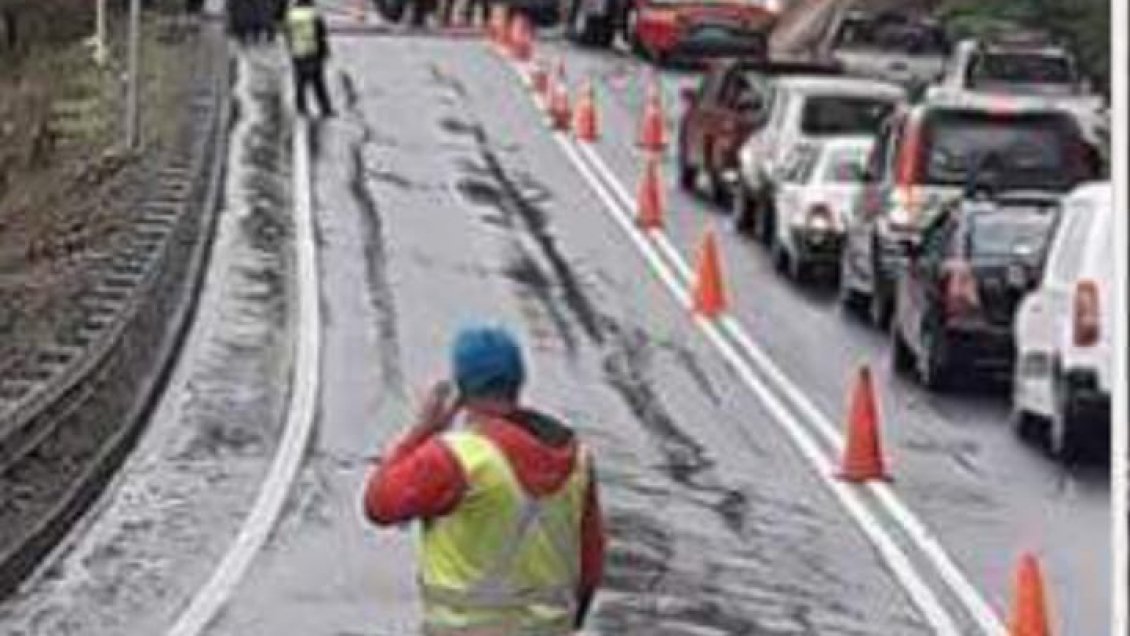 Derrumbe de cerro obliga a restringir tránsito en ruta Valdivia - Los Lagos