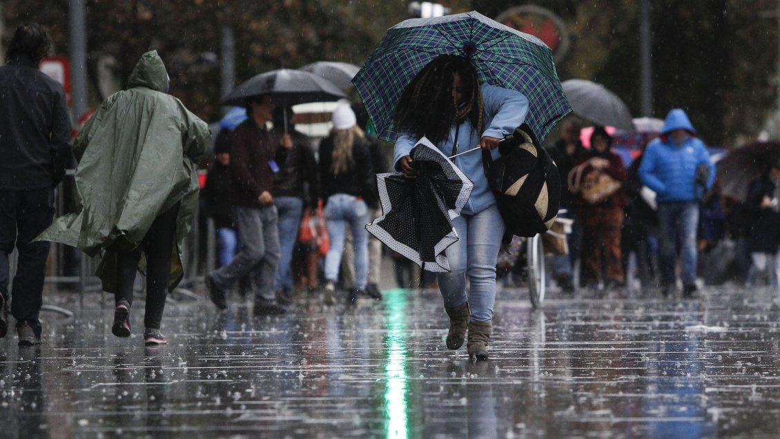 Sistema frontal se aproxima a la zona central con fuertes ráfagas de viento