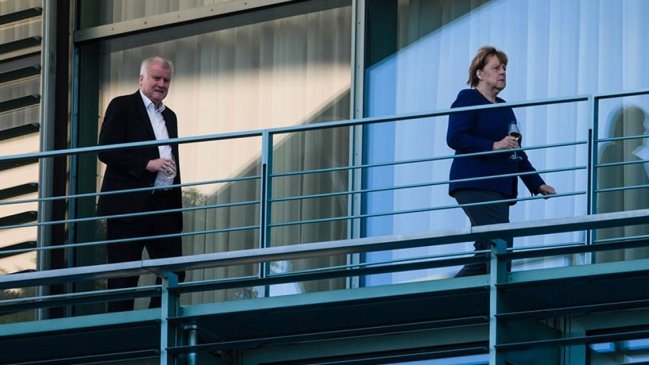 Ministro del Interior alemán anunció su renuncia por diferencias con Merkel