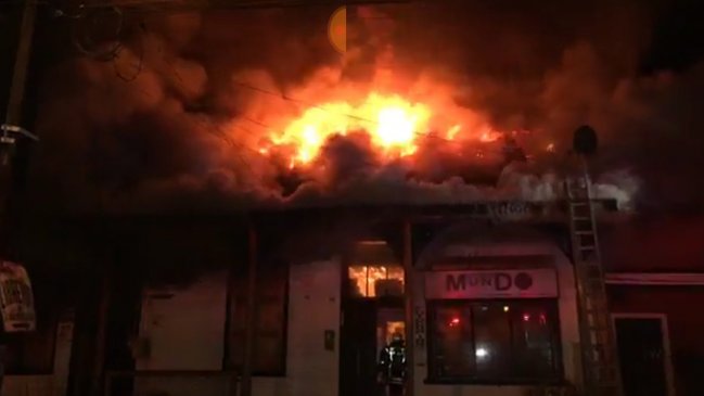 Rio Bueno: Son seis los locales comerciales que fueron consumidos por el fuego en barrio histórico