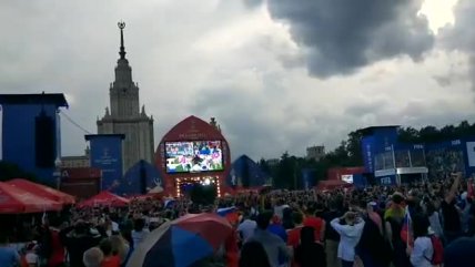 La efusiva celebración de los rusos en el fan fest tras último penal de España