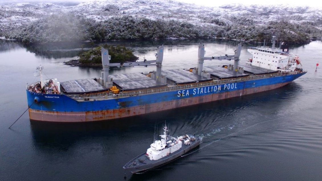 Magallanes: Pescadores en alerta por nave portuguesa que tocó fondo cerca de Puerto Edén