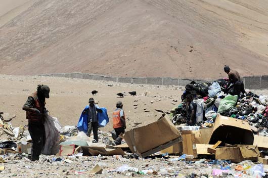 Municipalidad de Alto Hospicio denunció abandono de ropa usada en pleno desierto