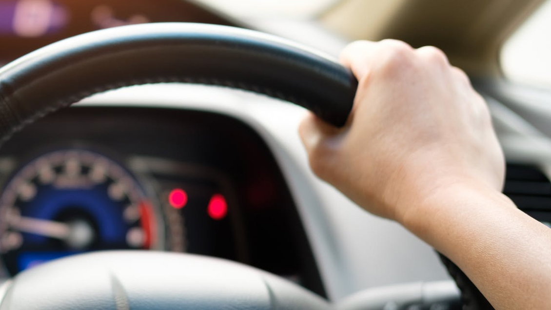 Español fue multado con 80 euros por conducir mientras le hacían sexo oral