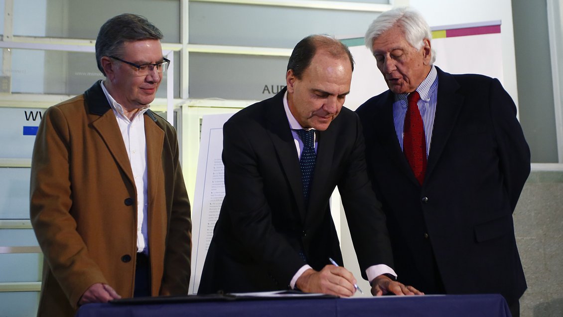 Alcaldes de Las Condes y Vitacura lograron acuerdo por terrenos de Isla Lo Matta