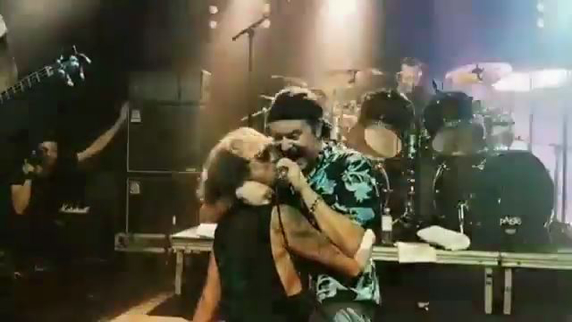 El apasionado beso entre Mike Patton y un fanático de Dead Cross en pleno escenario