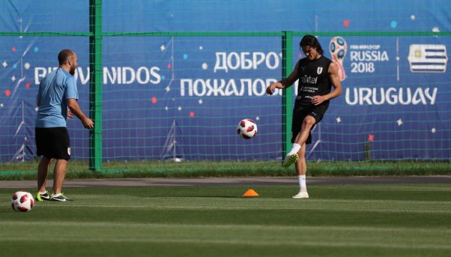 Edinson Cavani trabajó suavemente con balón