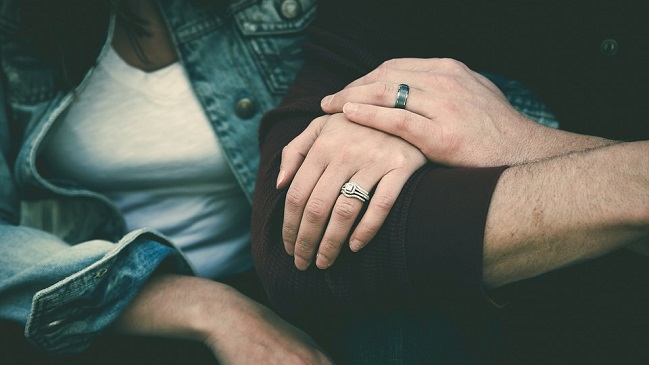 Su marido contrató a un sicario para matarla y ella lo perdonó