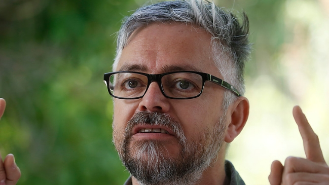 Jorge Baradit se enfrentó a los tuiteros por defender a Francisco Ortega