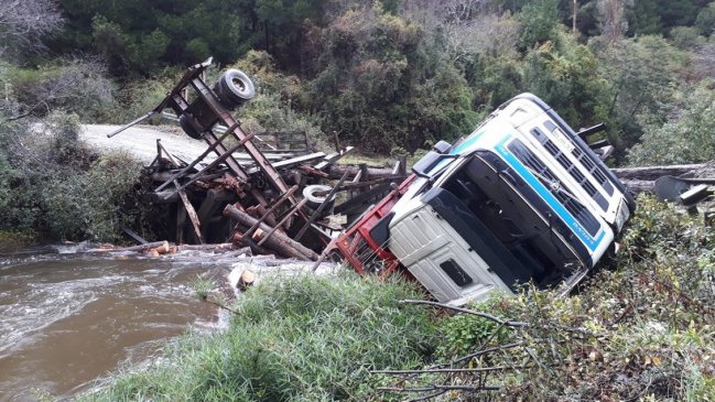 Cañete: Puente cayó bajo el peso de un camión