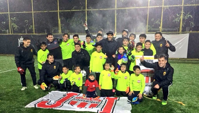 Claudio Bravo cumplió promesa a pequeños arqueros de Puente Alto