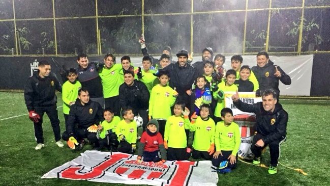 Claudio Bravo cumplió promesa a pequeños arqueros de Puente Alto