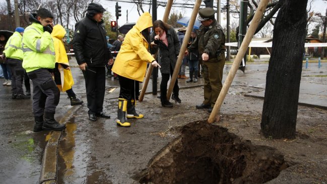 Abren sumario sanitario contra Aguas Andinas por socavón en San Bernardo