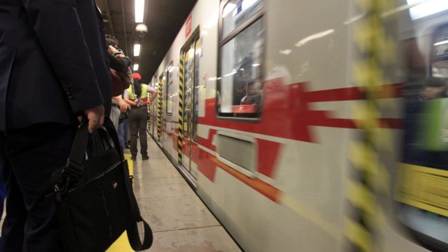 Carabineros detuvo a sujeto por robar celulares en estaciones de Metro