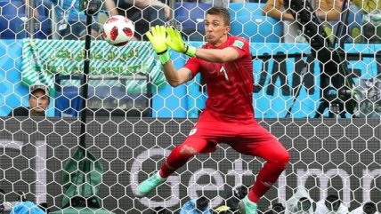 Pepe Reina criticó el balón del Mundial tras el error de Fernando Muslera ante Francia