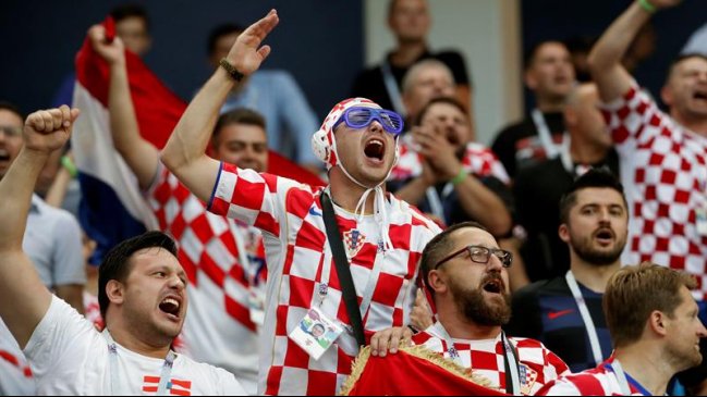 Hincha lució la camiseta de Colo Colo en el estadio donde juegan Rusia y Croacia