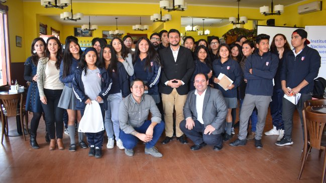 Jóvenes de Huara conversan con autoridades sobre violencia en el pololeo