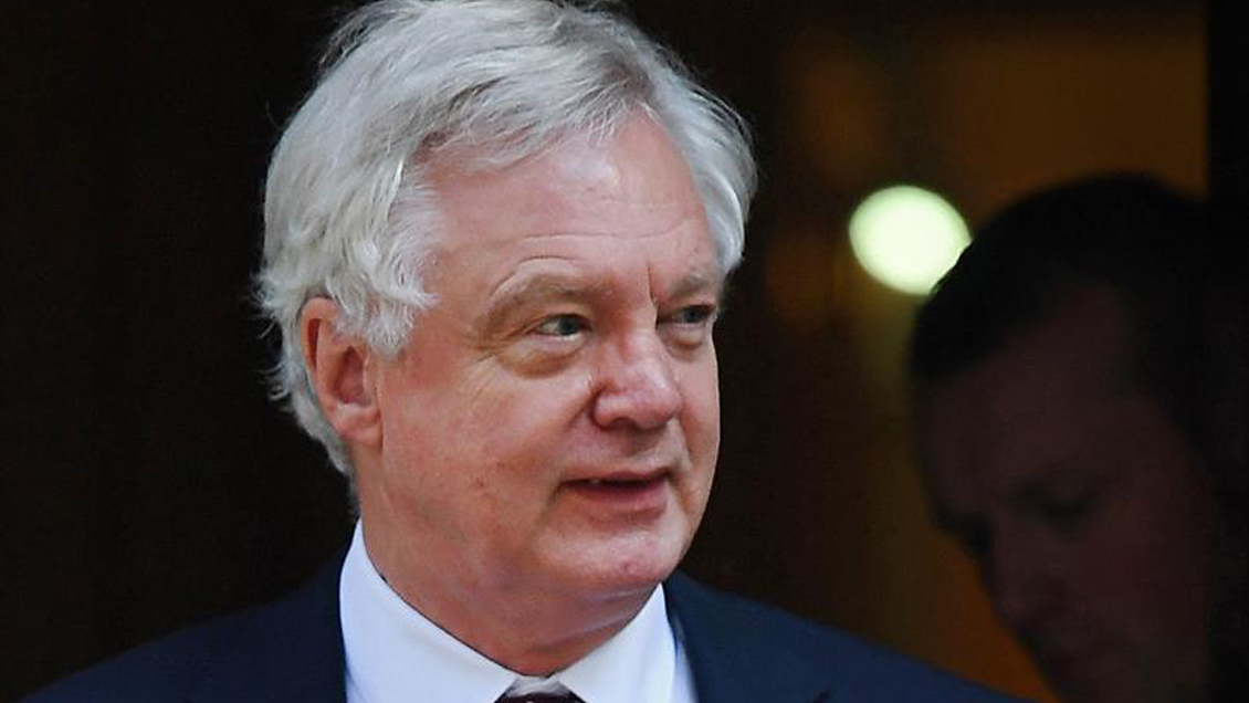 Renunció el ministro británico para el Brexit, David Davis, por desacuerdo con el plan de May
