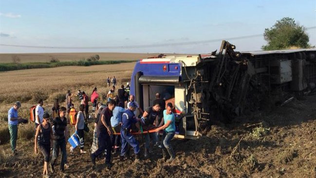 Aumentan a 24 los muertos por descarrilamiento de tren en Turquía