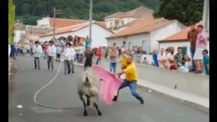   Padre toreó con su hijo en brazos y causó indignación 
