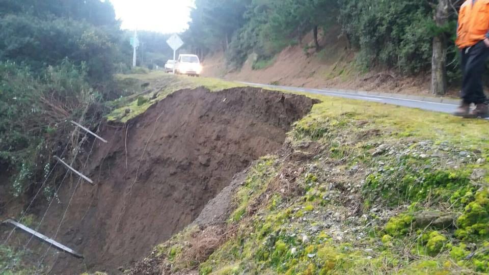 Arauco: Socavón de 17 metros obliga a suspender el tránsito en ruta costera