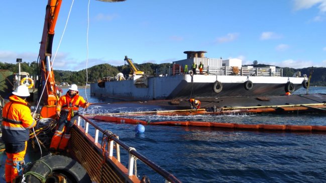 Cuenta regresiva para reflotamiento de nave salmonera en Chiloé