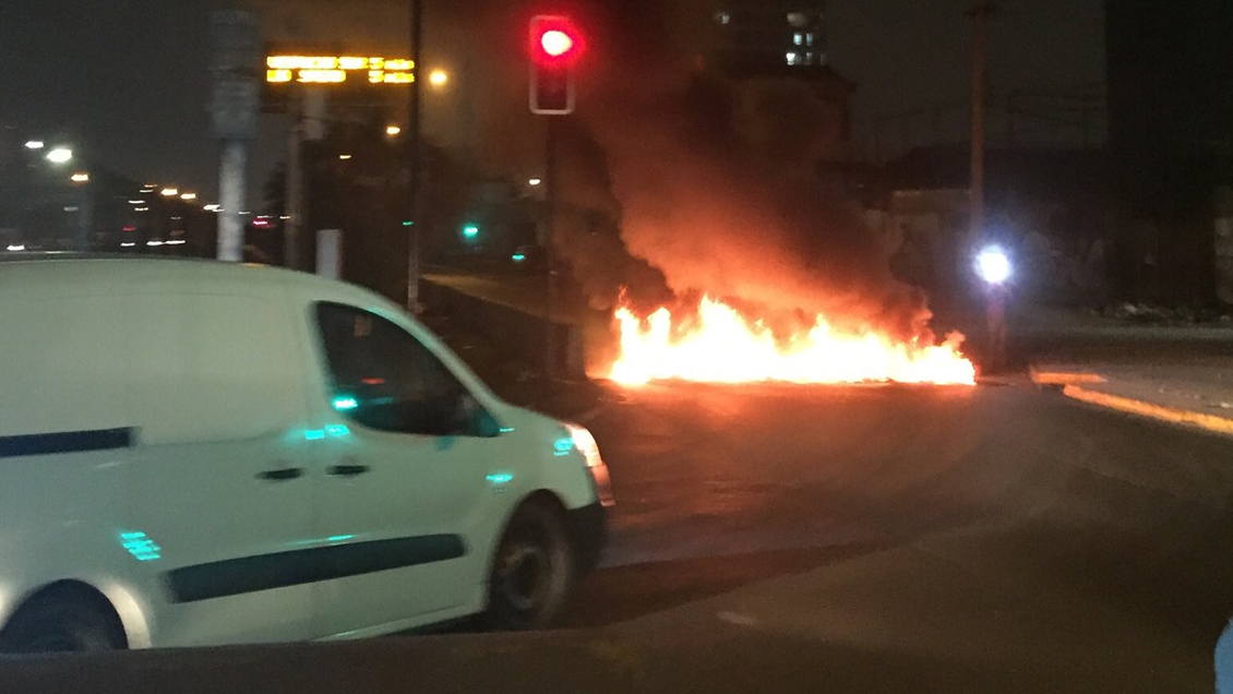 Incidentes y barricadas: Manifestantes paralizan tránsito en la Alameda
