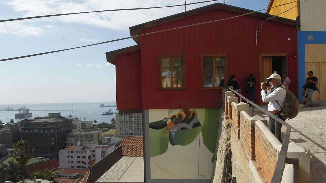 Municipalidad de Valparaíso propone aumentar multas a quienes orinen en la calle
