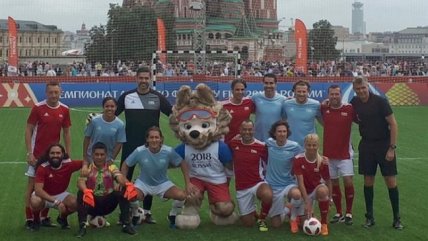 Ex futbolistas animaron amistoso de estrellas en la Plaza Roja de Moscú