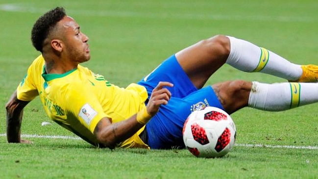 Usuario de Twitter publicó abecedario con imágenes de Neymar en el piso