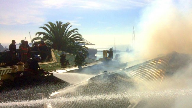 Valparaíso: Incendio consumió una casa en sector patrimonial y movilizó a Bomberos