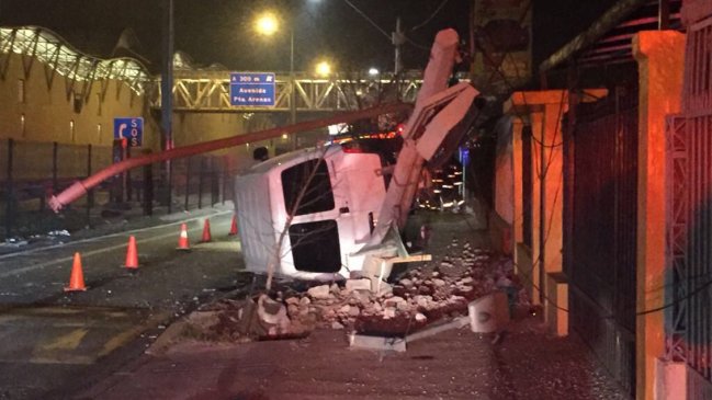 La Granja: Pareja se fugó tras chocar vehículo con poste y terminar volcados