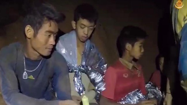 Son apátridas: Tailandia otorgará nacionalidad a tutor y dos de los niños rescatados