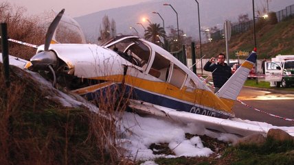   El accidente de la avioneta que capotó en Peñalolén en imágenes 