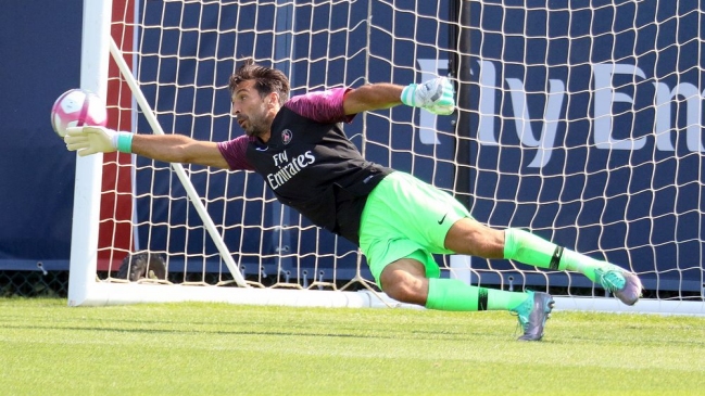 Gianluigi Buffon debutó en PSG con derrota ante un equipo de tercera división