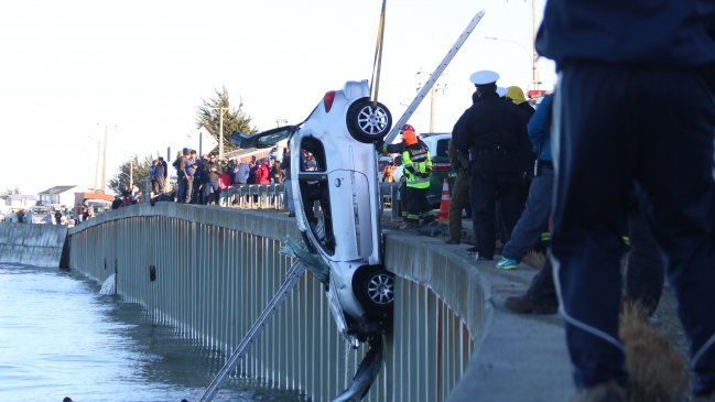 Conductor cayó en su vehículo a las aguas del Estrecho de Magallanes