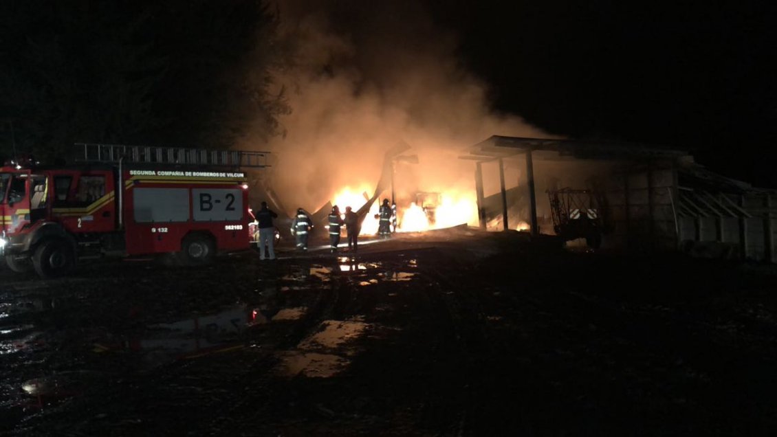Ataque incendiario dejó tres bodegas y seis máquinas agrícolas quemadas en Vilcún